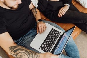Sport på Internet med Drakulastream Person tittar på strömmat innehåll på en laptop i soffan