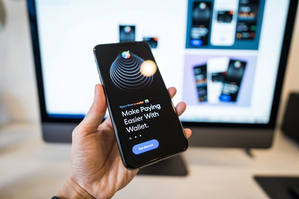 Hand håller en smartphone som visar en digital plånbok