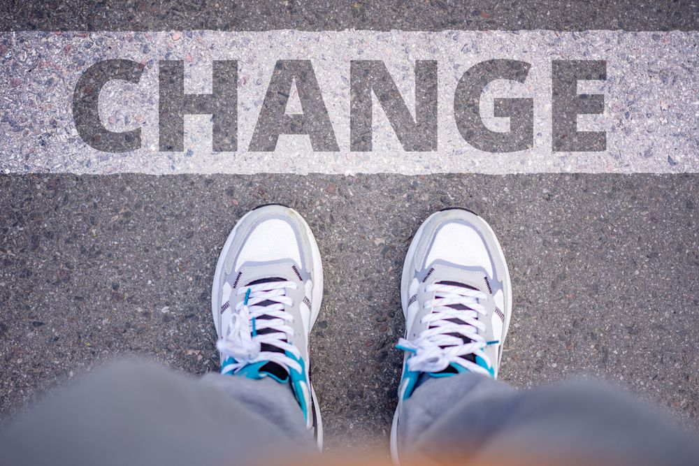 Gatubild med ordet Change målat på asfalten