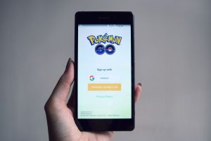 Smartphone som visar inloggningsskärmen i appen Pokémon Go