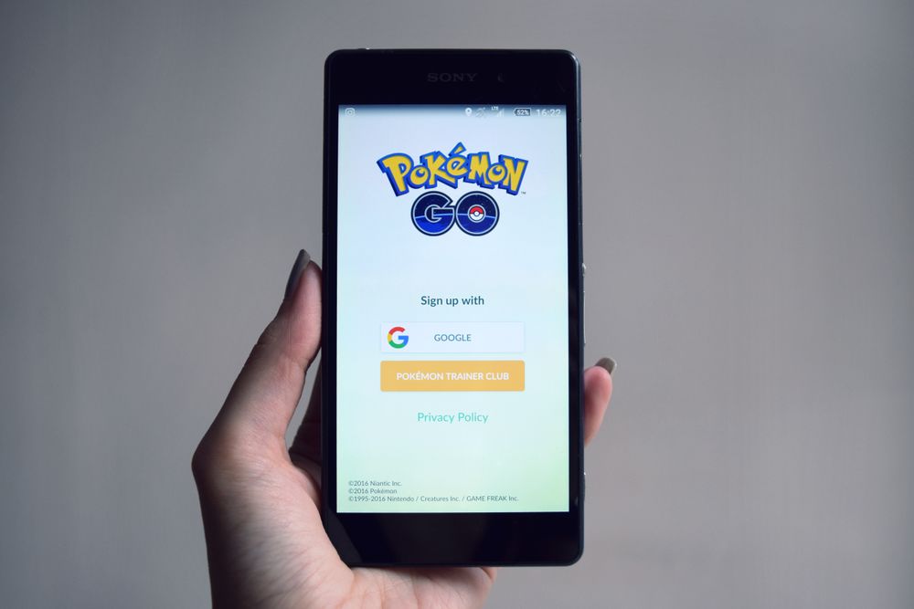 Smartphone som visar inloggningsskärmen i appen Pokémon Go