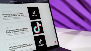"Clickbait" - vad är det och varför är det dåligt? Laptopskärm som visar en lista med nyhetsrubriker