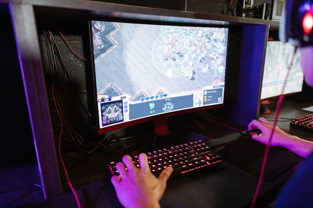 Datorspelande vid en modern gaminguppsättning