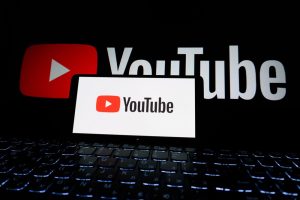 YouTubes logotyp på en laptopskärm i mörk miljö
