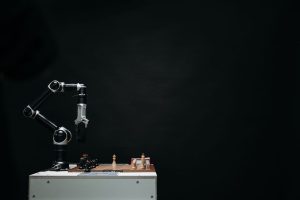 Praktisk applikation för AI Robotarm spelar schack, symbol för tillämpad artificiell intelligens