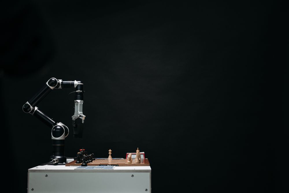 Robotarm spelar schack, symbol för tillämpad artificiell intelligens