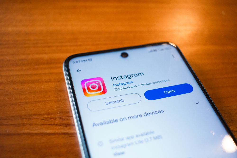 Smartphone med Instagram-appen på ett träbord