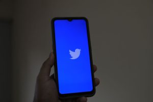 Närbild på en smartphone som visar Twitter-appen