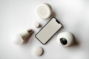 Resan mot ett digitalt hem – Här hittar du alla smarta prylar Smartphone och smarta hem-enheter upplagda mot vit bakgrund