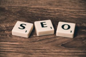 SEO – din SEO-guide för att rivstarta hösten med mer trafik Bokstavsbrickor som bildar ordet SEO på en träyta