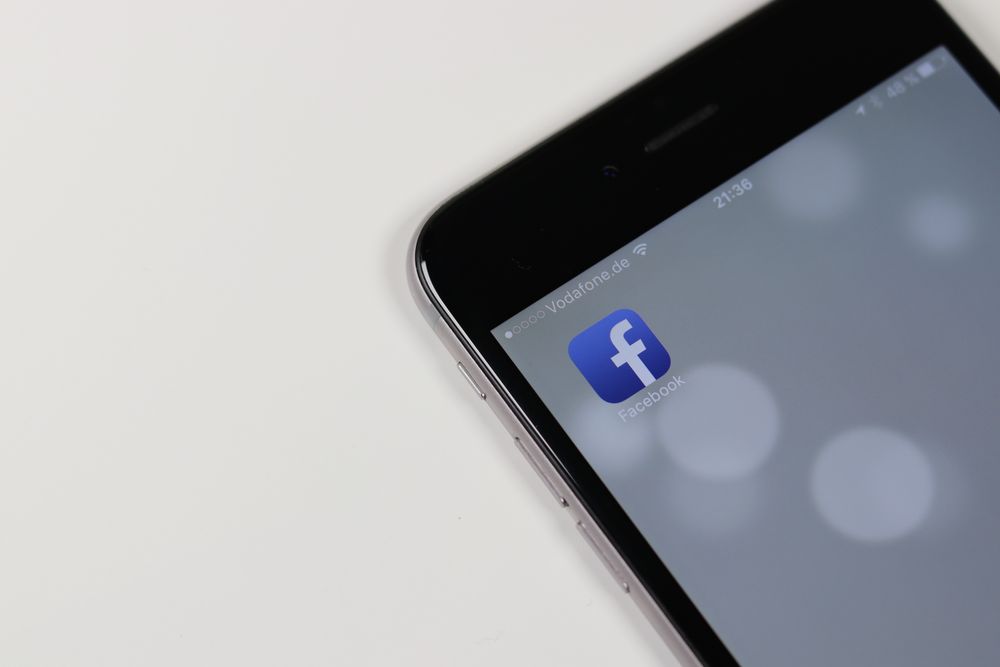 Smartphone som visar Facebooks appikon