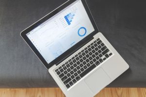 Så här analyserar du din hemsida Laptop som visar datavisualiseringar och diagram över webbtrafik