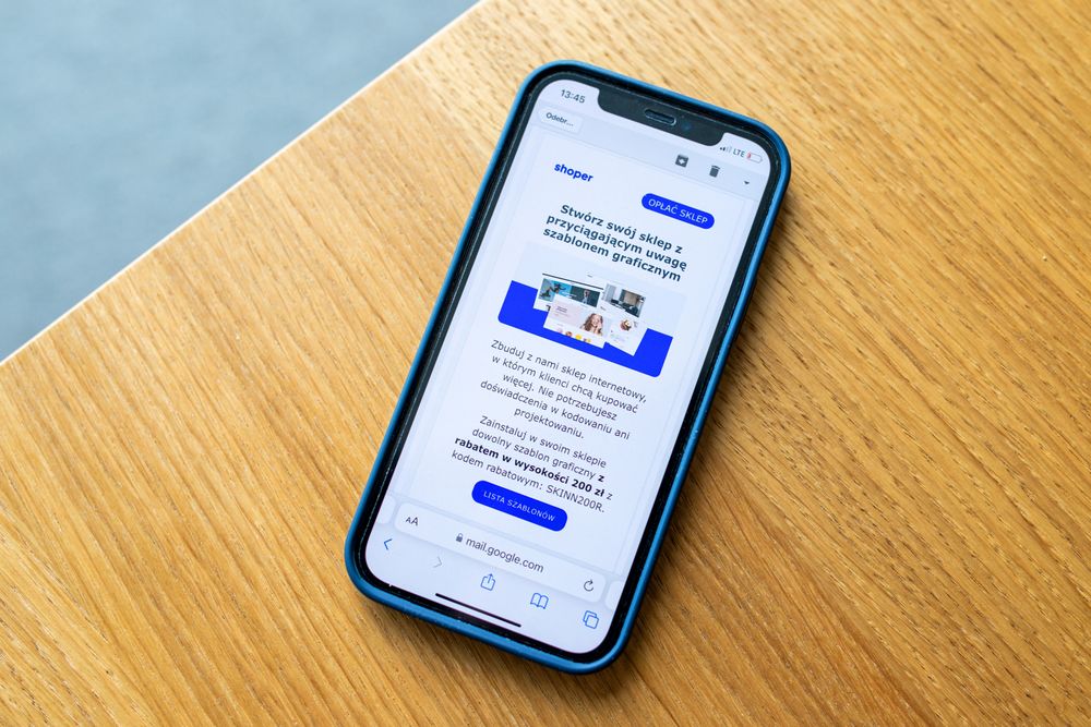 Smartphone som visar en e-handelsannons på ett träbord