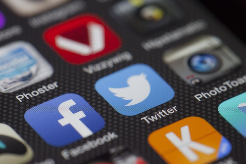 Närbild på ikoner för sociala medier på en mobilskärm