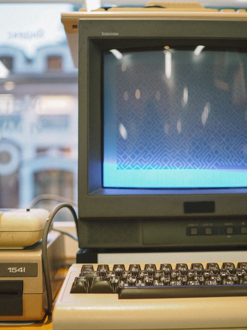 Retrodator med CRT-skärm och tangentbord
