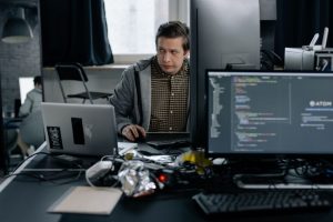 Utvecklare arbetar med programkod på ett kontor