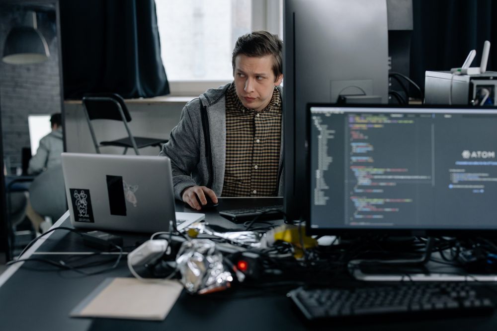 Utvecklare arbetar med programkod på ett kontor
