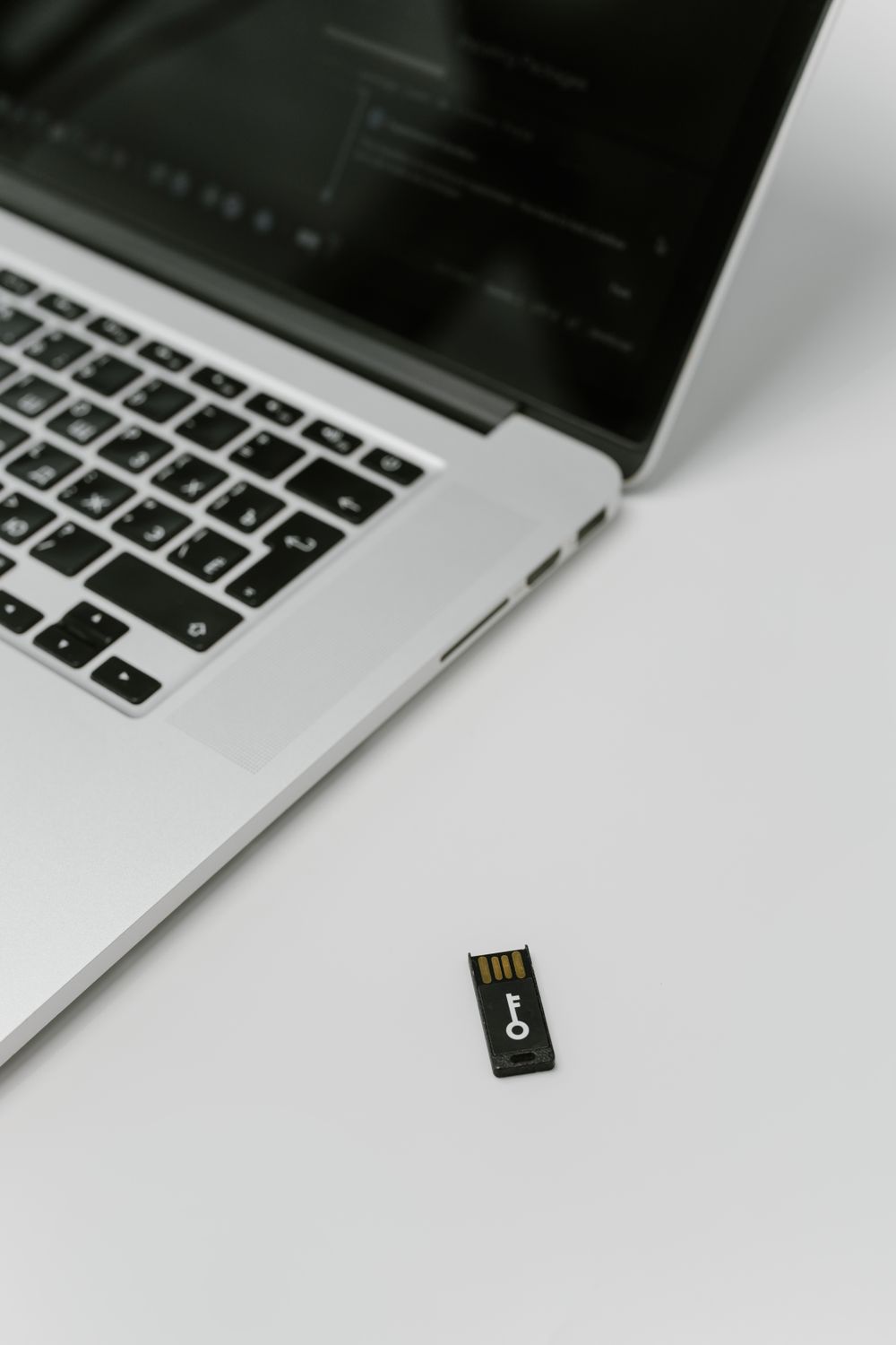 USB-säkerhetsnyckel bredvid en laptop