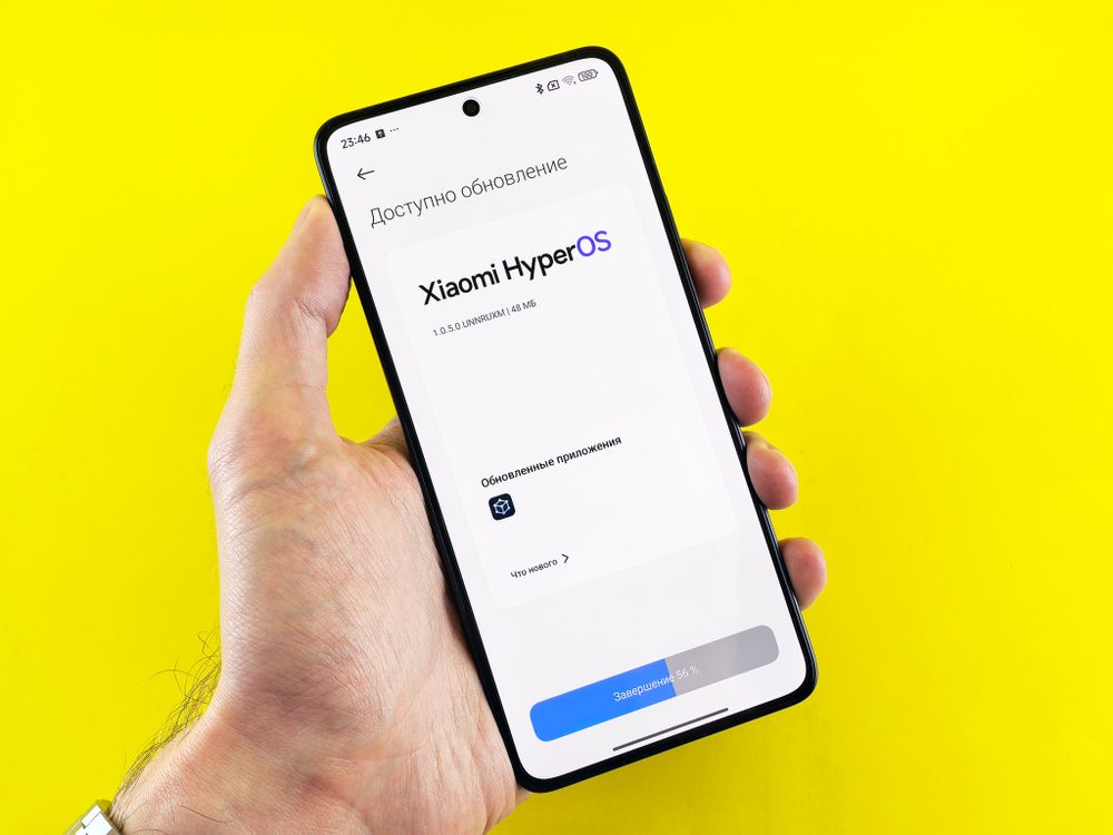 Smartphone som visar en systemuppdatering över nätet