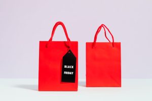 Black Friday förväntas slå nya rekord – Så här optimerar du din e-handel Röda shoppingkassar med Black Friday-skylt