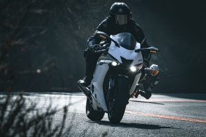 En helt 7K viral MC-succé Två motorcyklister kör på en kurvig landsväg