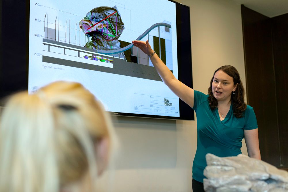 Person håller en presentation på en digital skärm i ett kontor