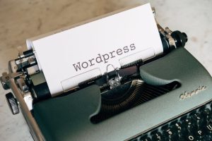 Skrivmaskin med ett papper där ordet WordPress står
