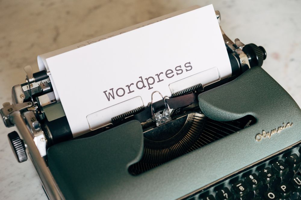 Skrivmaskin med ett papper där ordet WordPress står
