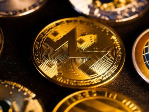 Vad är Monero / XMR? Guldfärgat Monero-mynt i närbild, kryptovalutan XMR