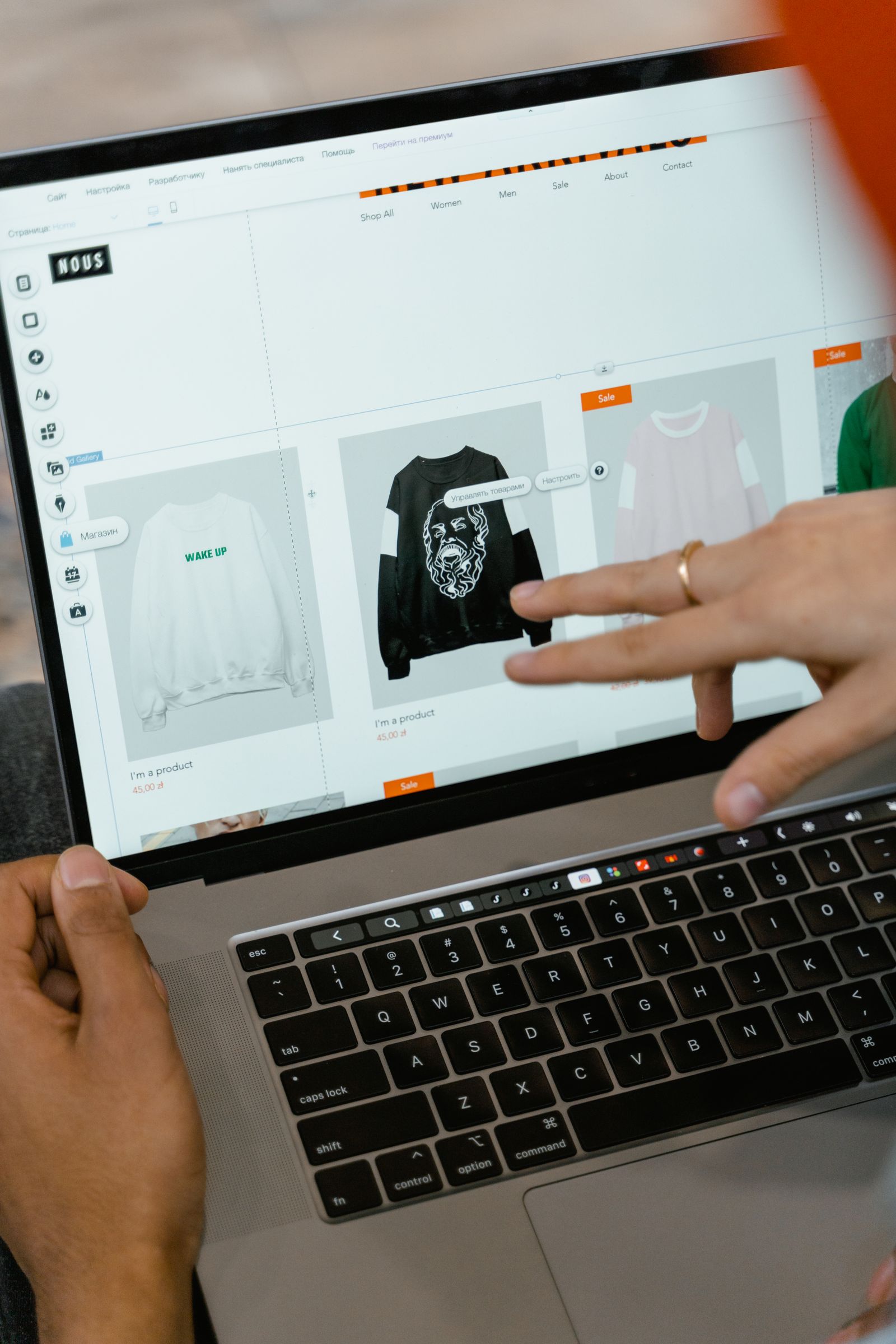 Konsument handlar online i en webbutik på en laptop