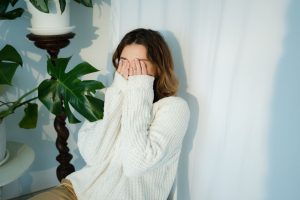Vad betyder cringe? Så används ordet – med tydliga exempel Person som gömmer ansiktet i händerna, illustrerar känslan av att något är cringe eller pinsamt