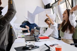 4 saker som krävs för att du skall trivas på jobbet Kollegor som firar en framgång tillsammans på ett modernt kontor