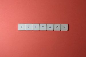 Bokstavsbrickor som stavar ordet PRIVACY mot en röd bakgrund