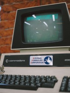 Närbild på en gammal Commodore-dator med CRT-skärm och tangentbord
