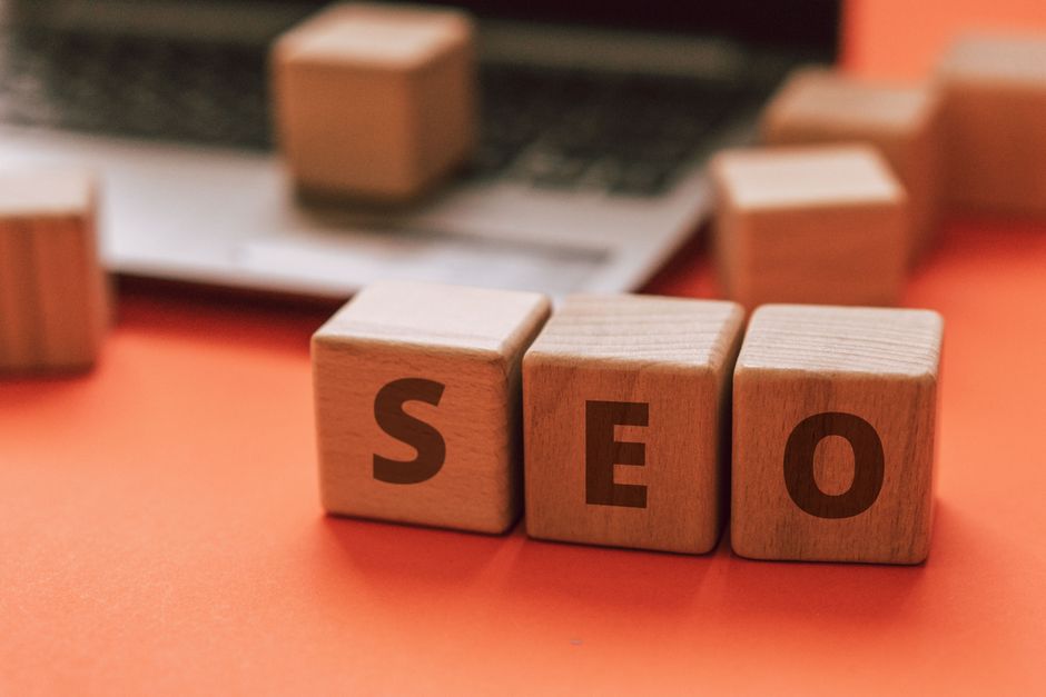 Träklossar som stavar SEO ligger på ett tangentbord och illustrerar sökmotoroptimering