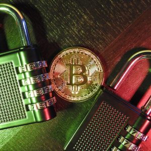 Bitcoinplånbok – så fungerar den och så väljer du rätt (hot wallet vs cold wallet) Bitcoinmynt med hänglås som symboliserar säker förvaring i en bitcoin plånbok