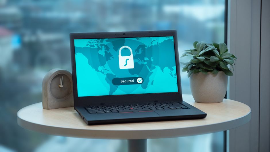 Laptop med ett hänglåsikon på skärmen, symbol för privat surfning i inkognitoläge