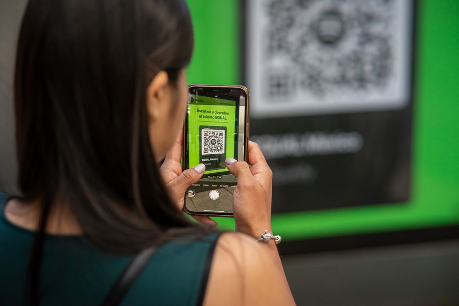 Person skannar en QR-kod med kameran på sin smartphone