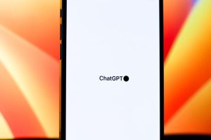 Vad är ChatGPT? Så fungerar AI-chattboten – enkelt förklarat Mobiltelefon som visar ChatGPT-appen, en AI-chattbot från OpenAI